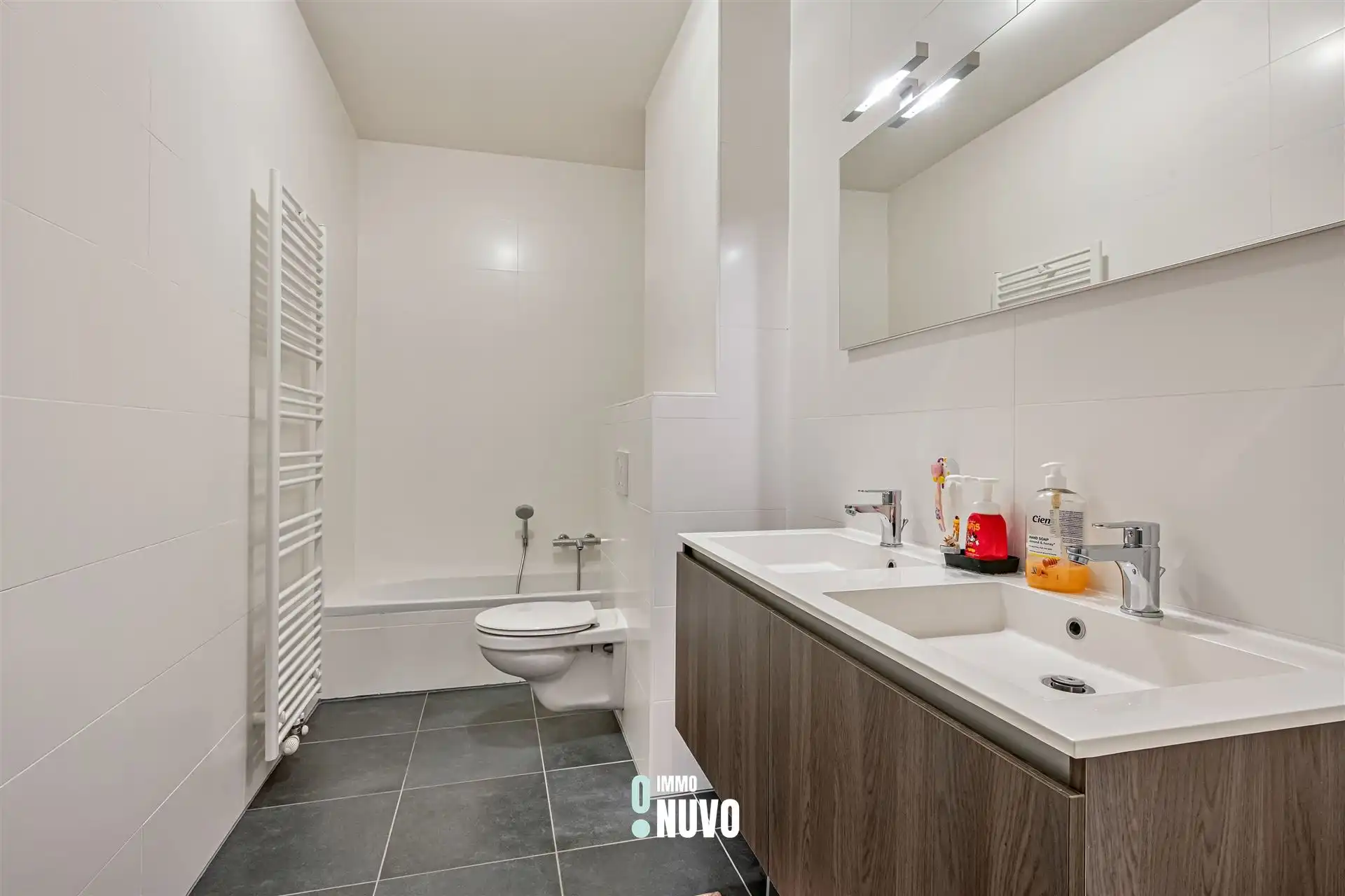 Lichtrijk 2‑slpk appartement in Europese wijk foto 11