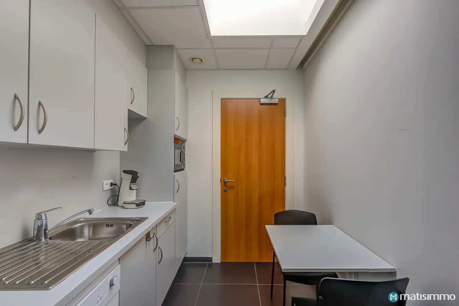 PRAKTIJKRUIMTE MET 10 PARKEERPLAATSEN TE HUUR IN HET CENTRUM VAN HOESELT foto 12