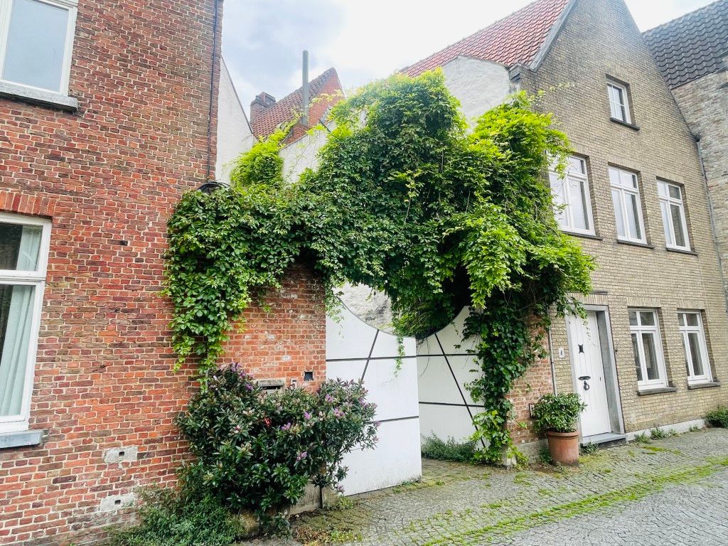 In Hartje Brugge , in het historisch centrum Uniek gelijkvloers appartement van 95m² met plafondhoogte van 3,8 meter in de living en uitgang aan de Gouden Handrei. foto 8