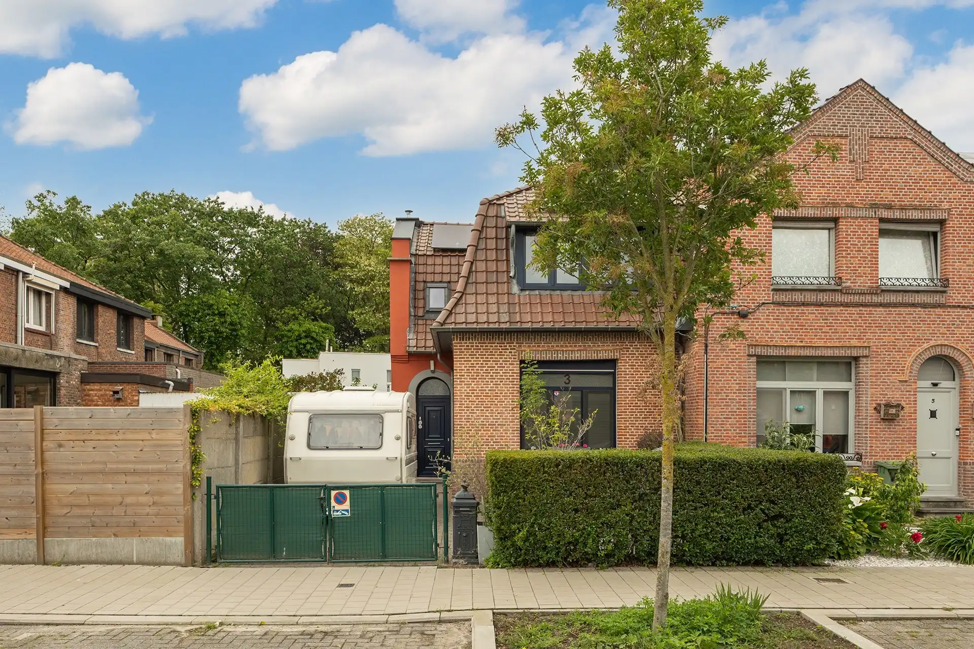 Instapklare halfopen woning met zonnepanelen in de Tuinwijk foto {{pictureIndex}}