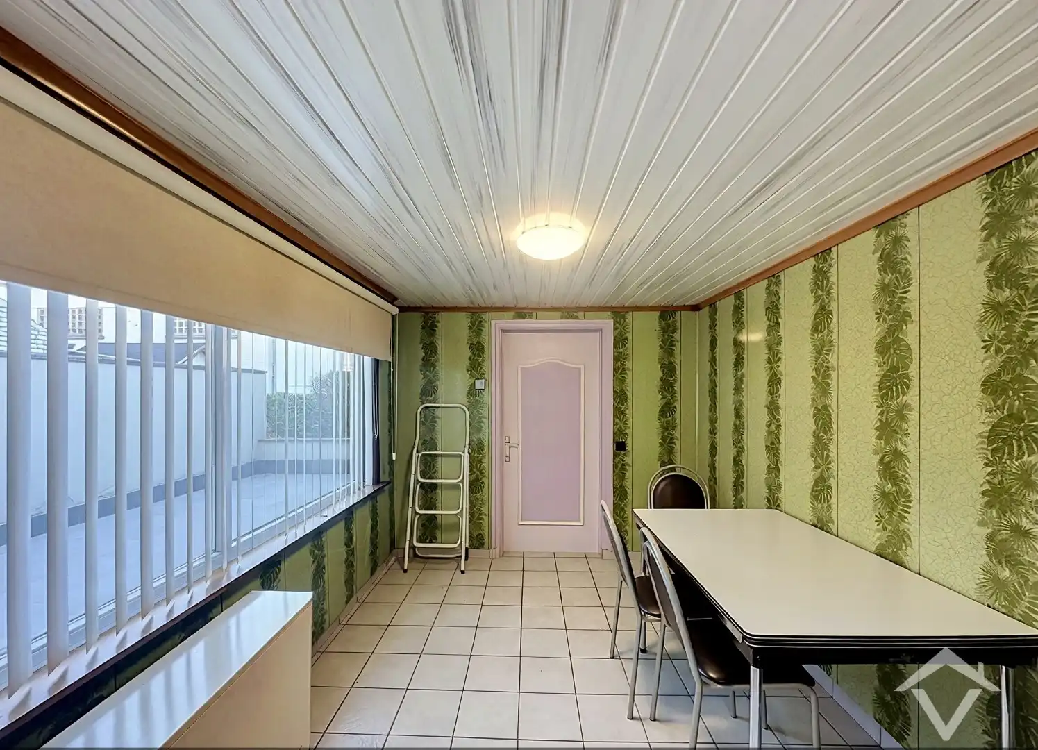 Licht op te frissen rijwoning met 3 slaapkamers, zolder en garage te Zedelgem foto 8