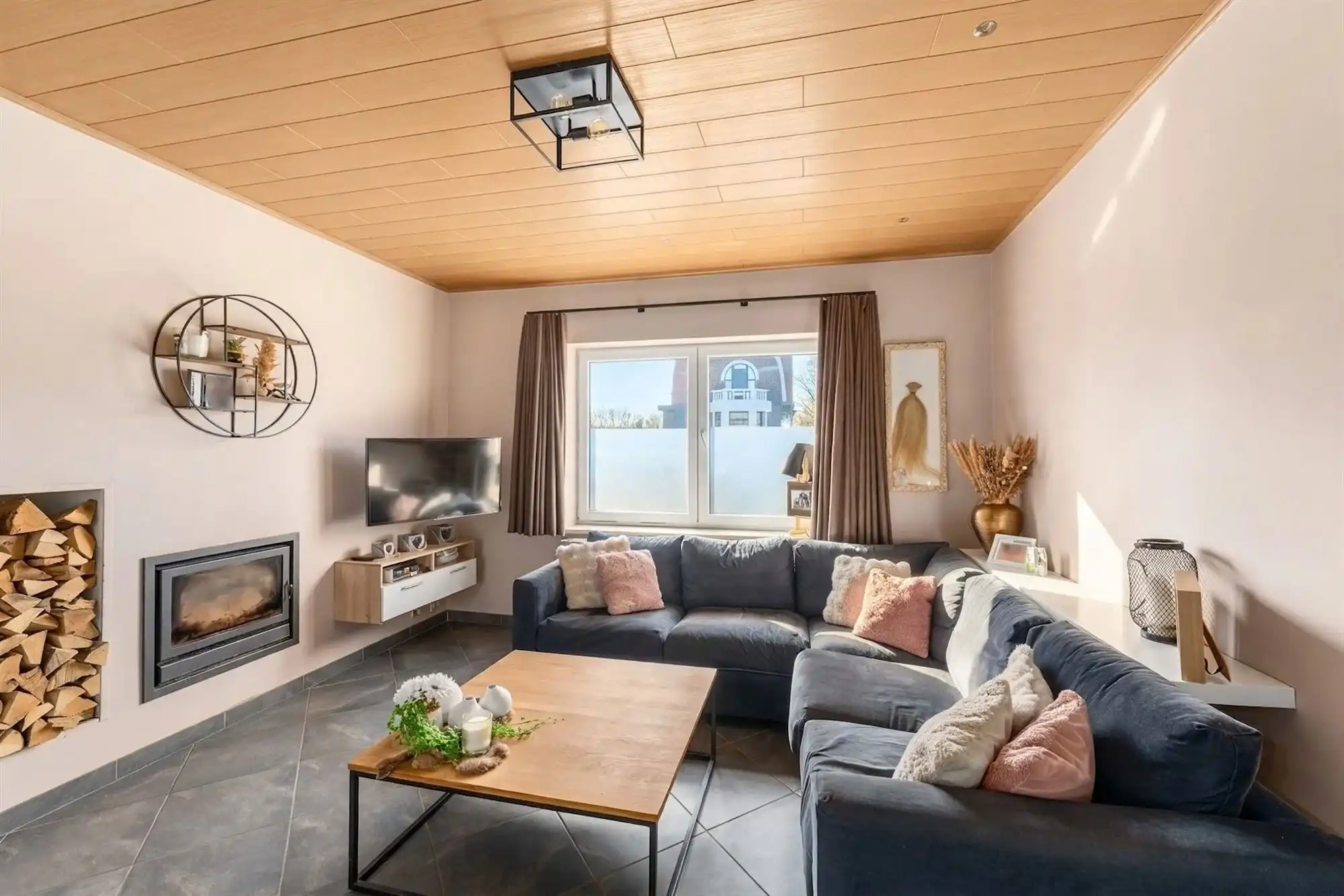 Fijne thuis met verrassend veel ruimte, 3 slaapkamers, thuiskantoor en tuin foto {{pictureIndex}}