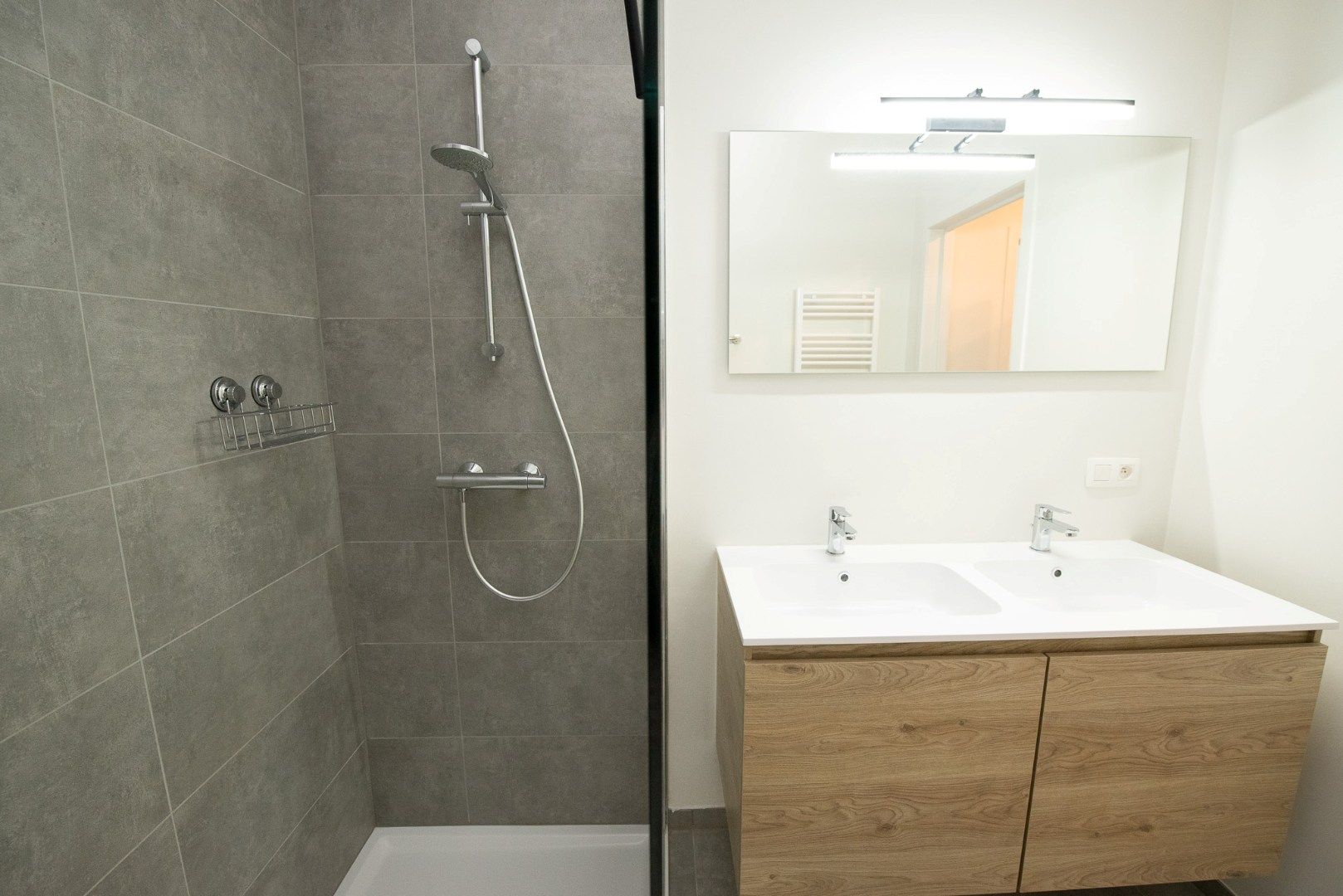 Ruim gelijkvloers nieuwbouwappartement met garage TE HUUR in Waregem! foto 12