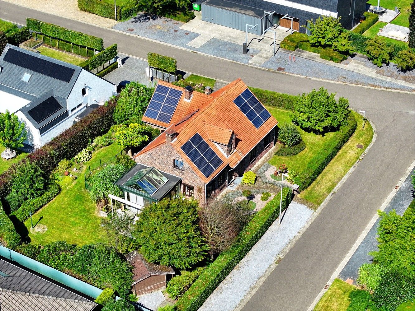 Ruim landelijk woonhuis met lichtrijke tuinkamer, inpandige garage en vier slaapkamers gelegen in het geliefde Neerharen foto 1