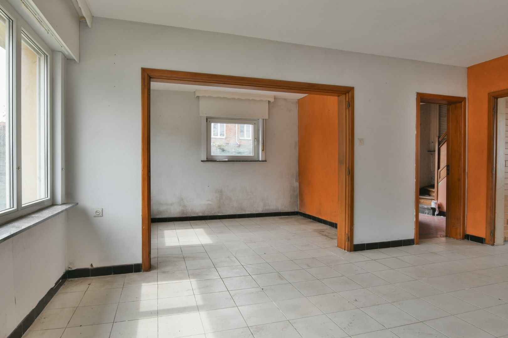 Te renoveren woning met potentieel in hartje St-Kruis! foto 4