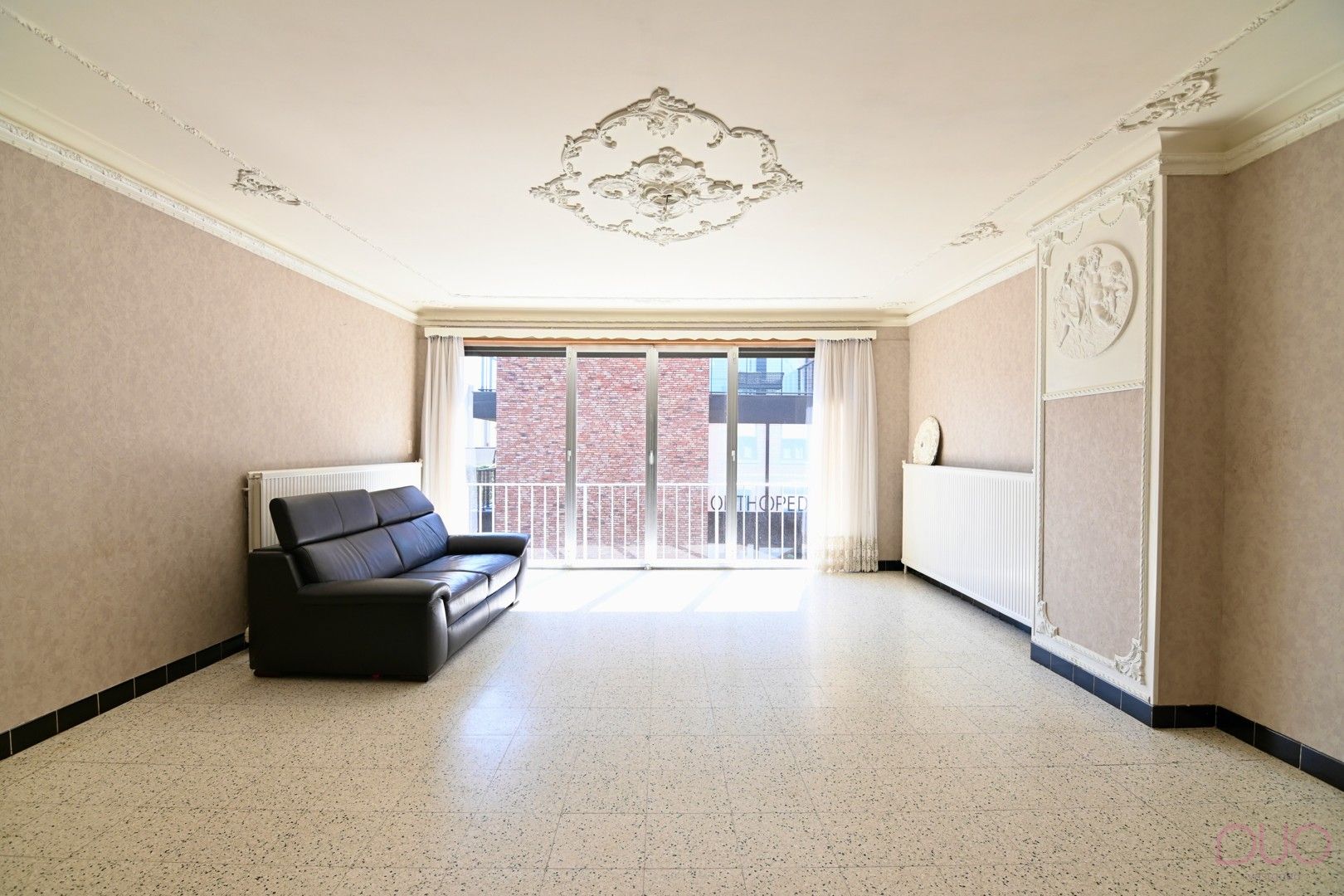Bel-etage woning met twee slaapkamers en onderliggende garage van ca. 100m2 foto 2