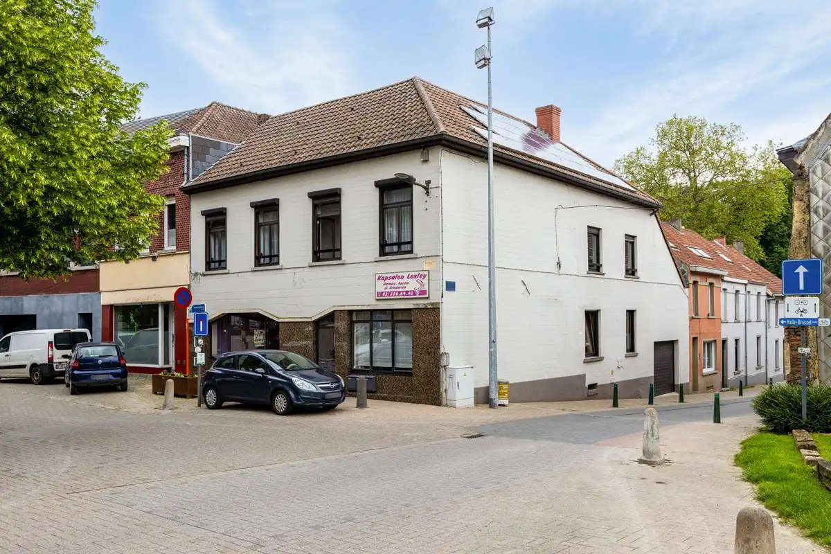 Handelruimte op centraal plein in Lembeek foto {{pictureIndex}}