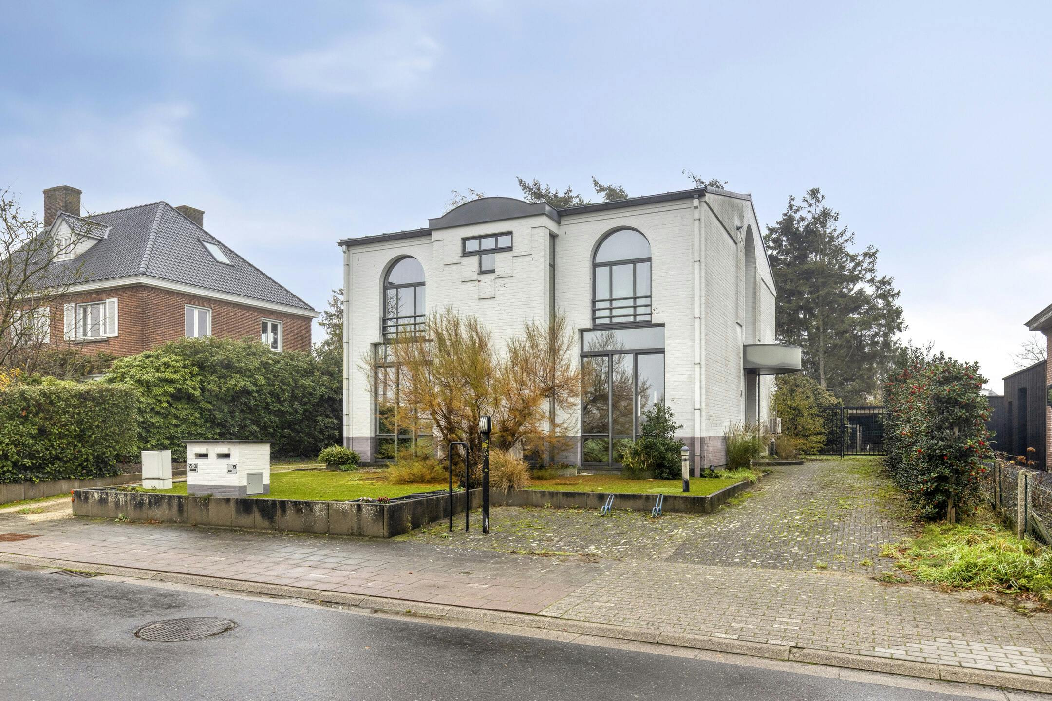 Huis met gelijkvloers kantoor/praktijk te koop in Knesselare foto {{pictureIndex}}