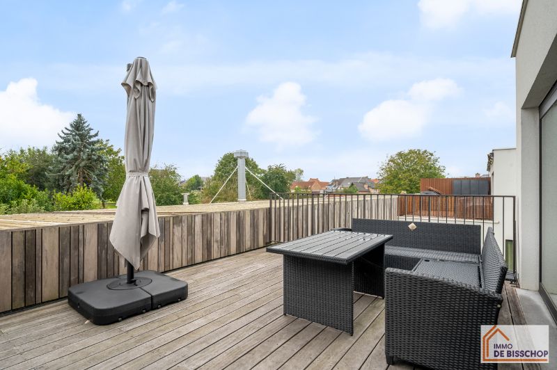 Recente, instapklare woning met groot terras en garage foto 11