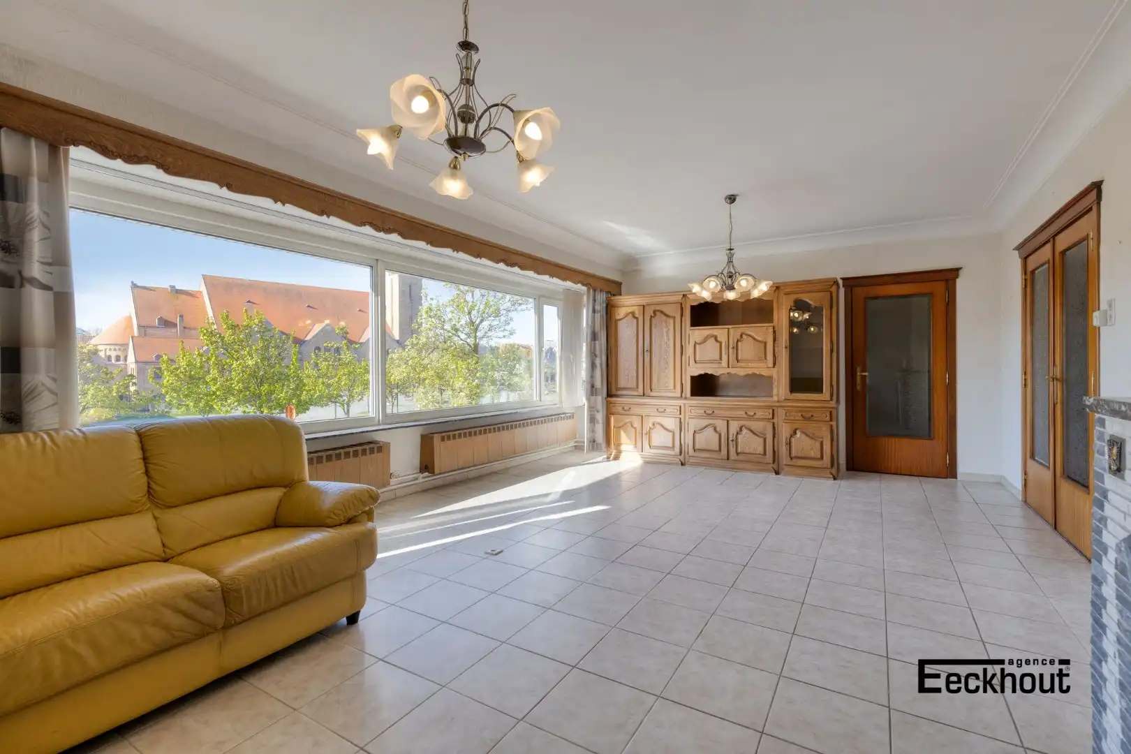 Zeer ruime woning boordevol potentieel met grote garages en mooi open zicht! foto 6