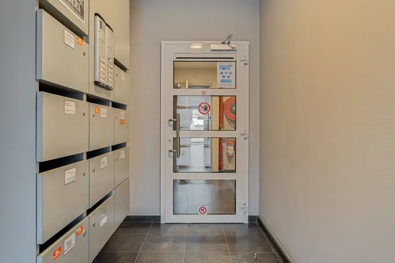 Ruim 2 slaapkamer appartement TE HUUR in residentie Den Hert in hartje Oostrozebeke! foto 2