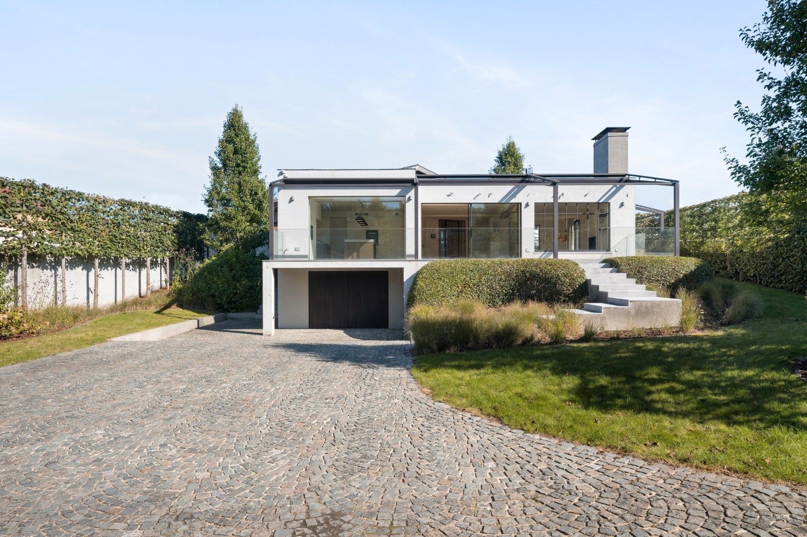 EXCLUSIEVE VILLA MET 4 SLPKS, TUIN, GARAGE EN DUBBELE CARPORT (1553m²) foto {{pictureIndex}}