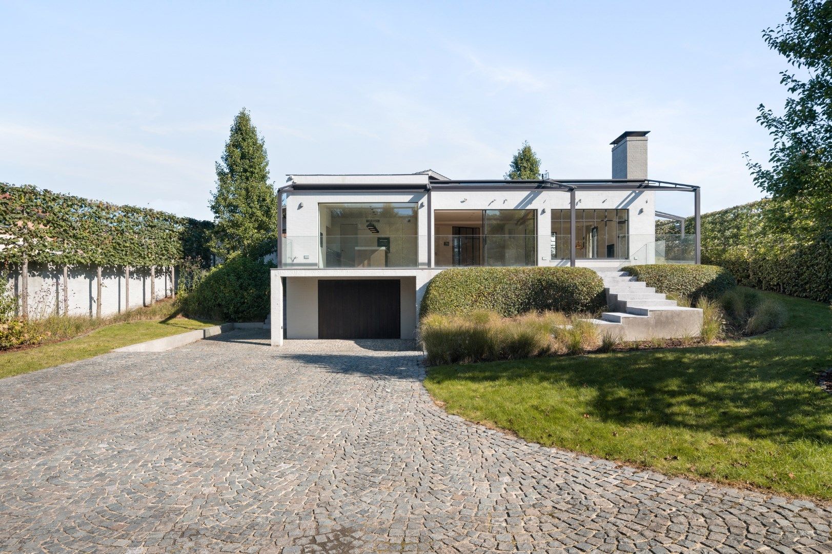 EXCLUSIEVE VILLA MET 4 SLPKS, TUIN, GARAGE EN DUBBELE CARPORT (1553m²) foto 1