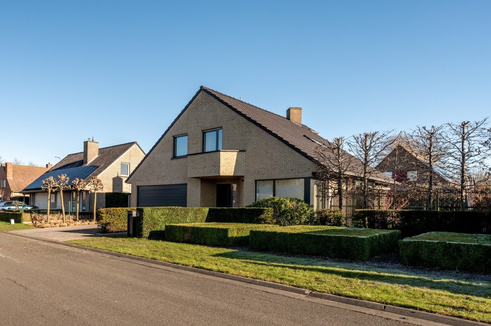 Instapklare woning met inpandige garage, 4 slk + bureau en zonnige ligging. foto {{pictureIndex}}