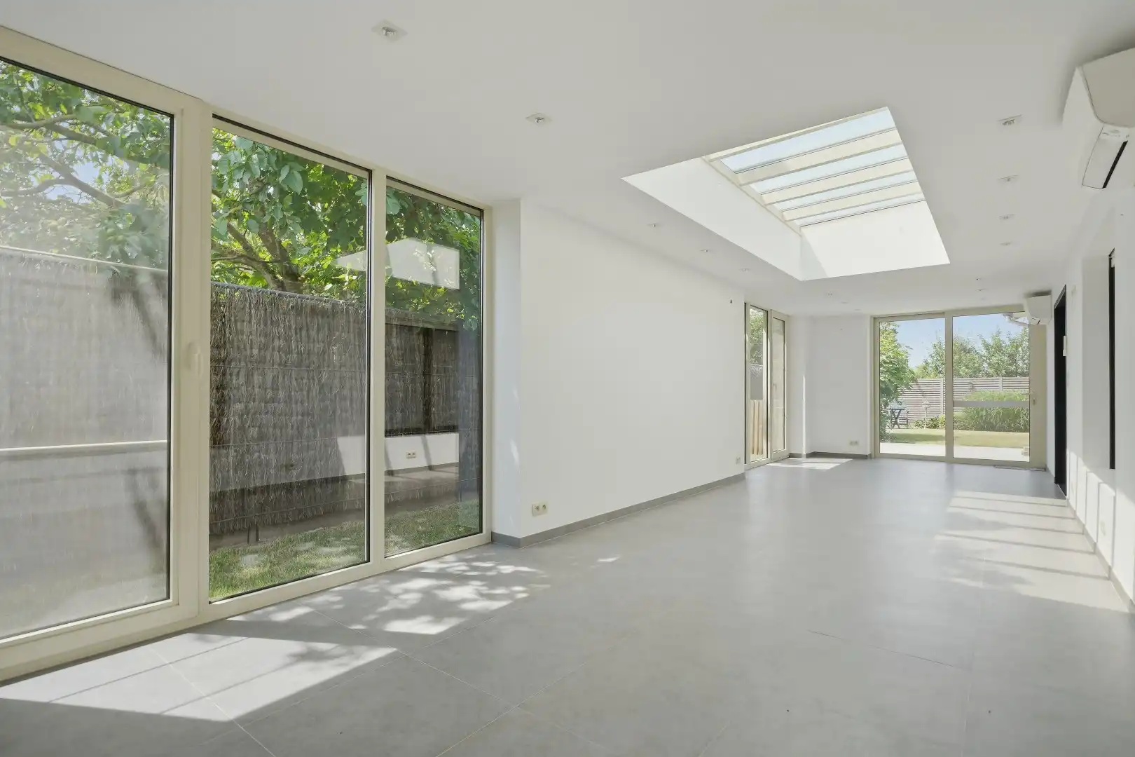 Rustig gelegen open bebouwing (type bungalow / gelijkvloerswoning) met 3 slaapkamers en prachtige tuin te Diksmuide. foto 6