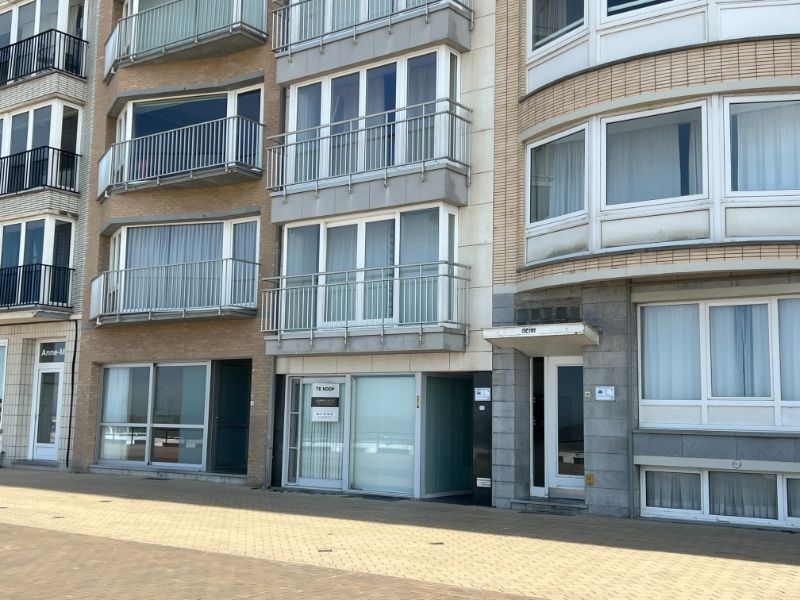 Uitzonderlijk ruim (114m²) bemeubeld appartement met handelsfunctie op de Zeedijk te Middelkerke! foto 3