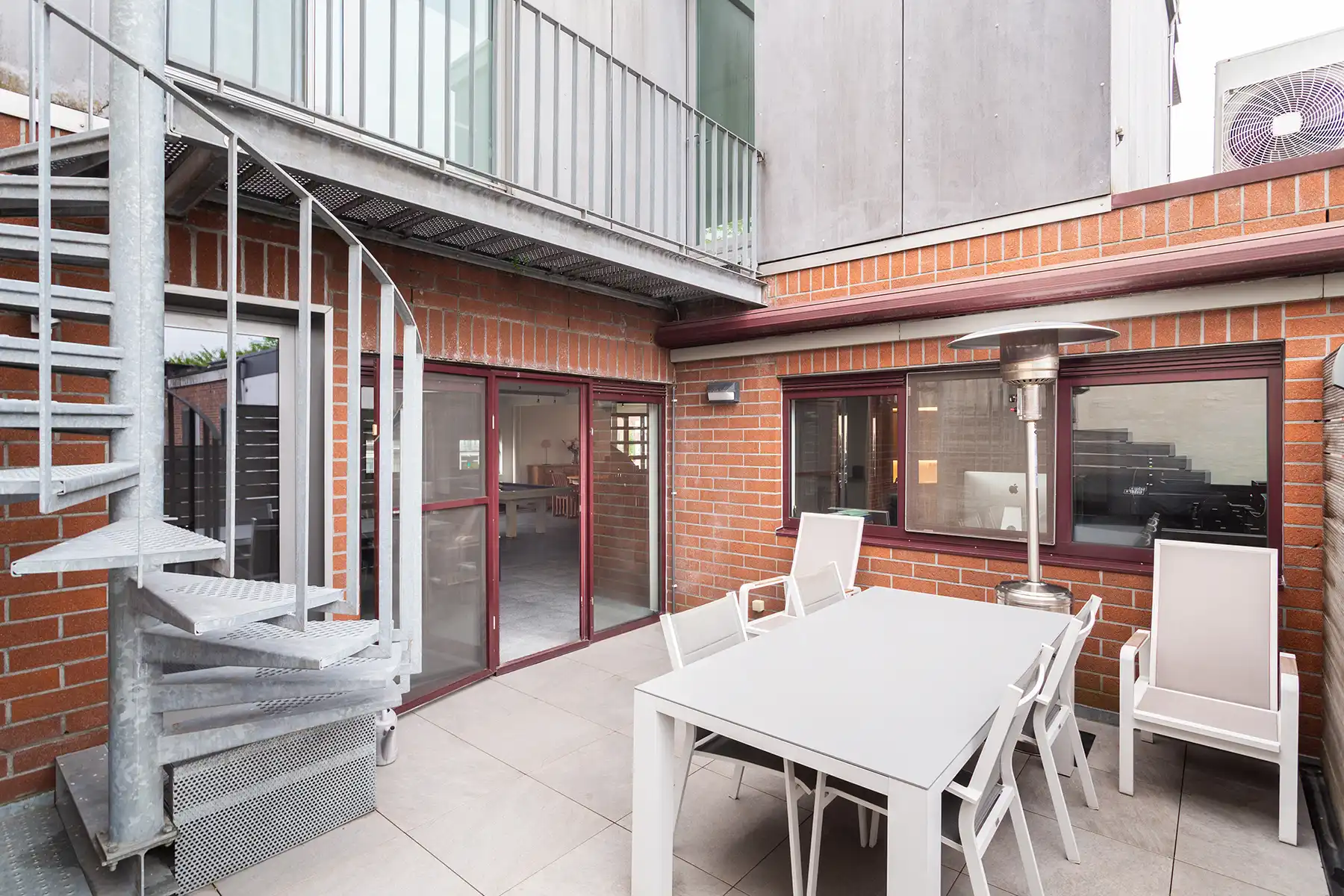 Modern gebouw met handel gelijkvloers en duplex-appartement. foto 30