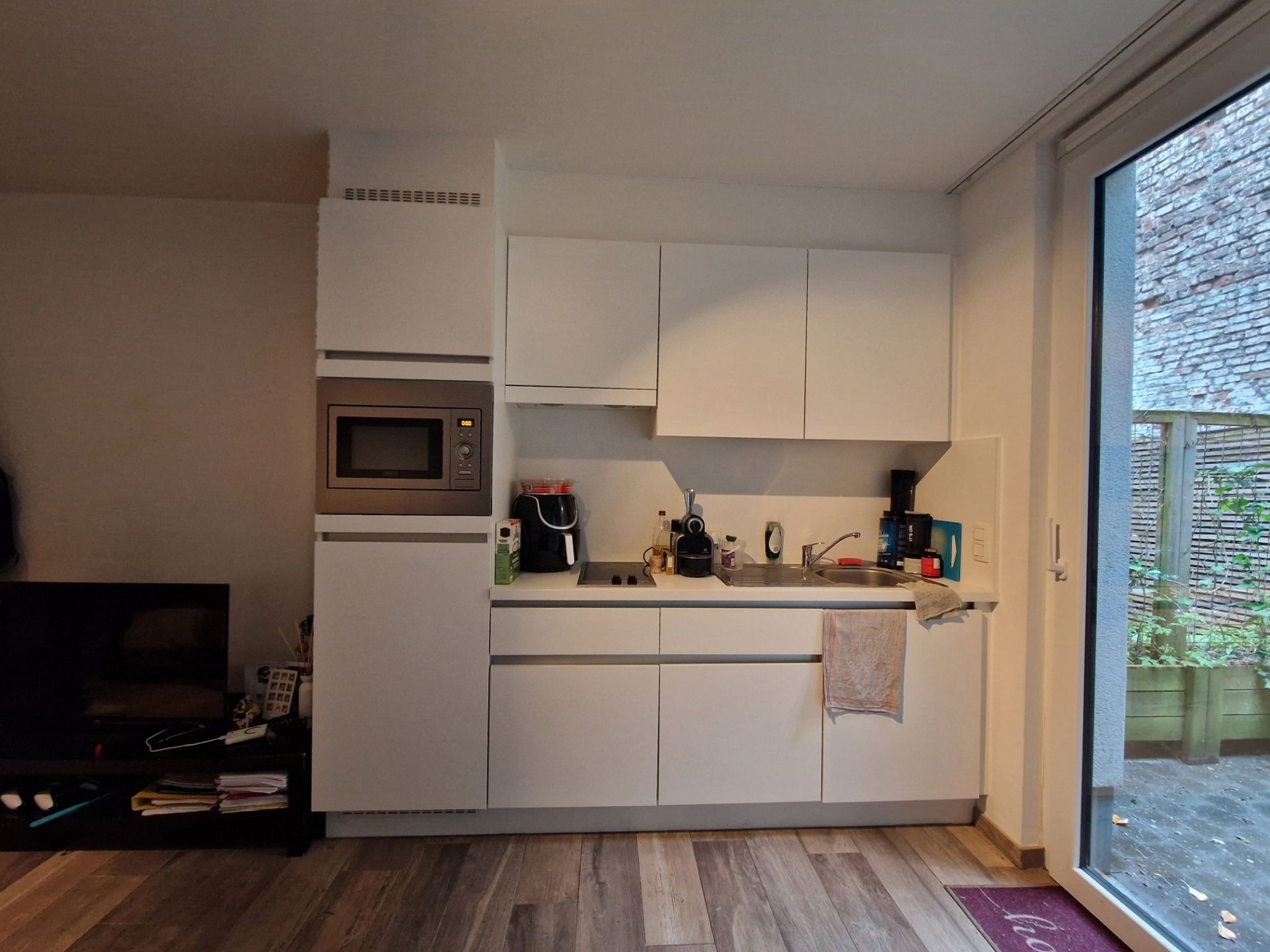 Gelijkvloerse recente studio met terras en eigen sanitair foto 6