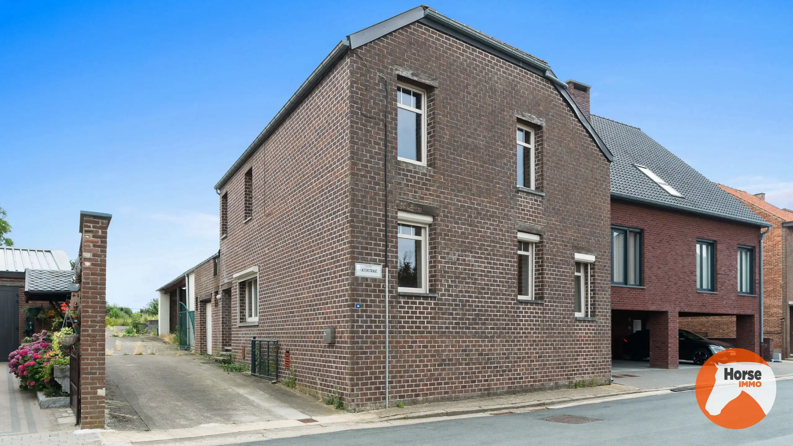 RIEMST - Te renoveren woning met stalling foto 2