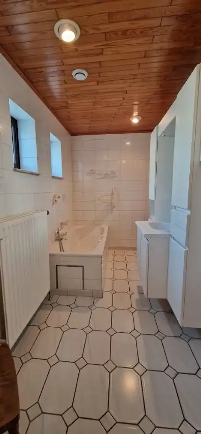 Ruime BUNGALOW open bebouwing, met 2 slaapkamers, grote zolder, mooie tuin en aparte garage op 9 are 97 ca. foto 5