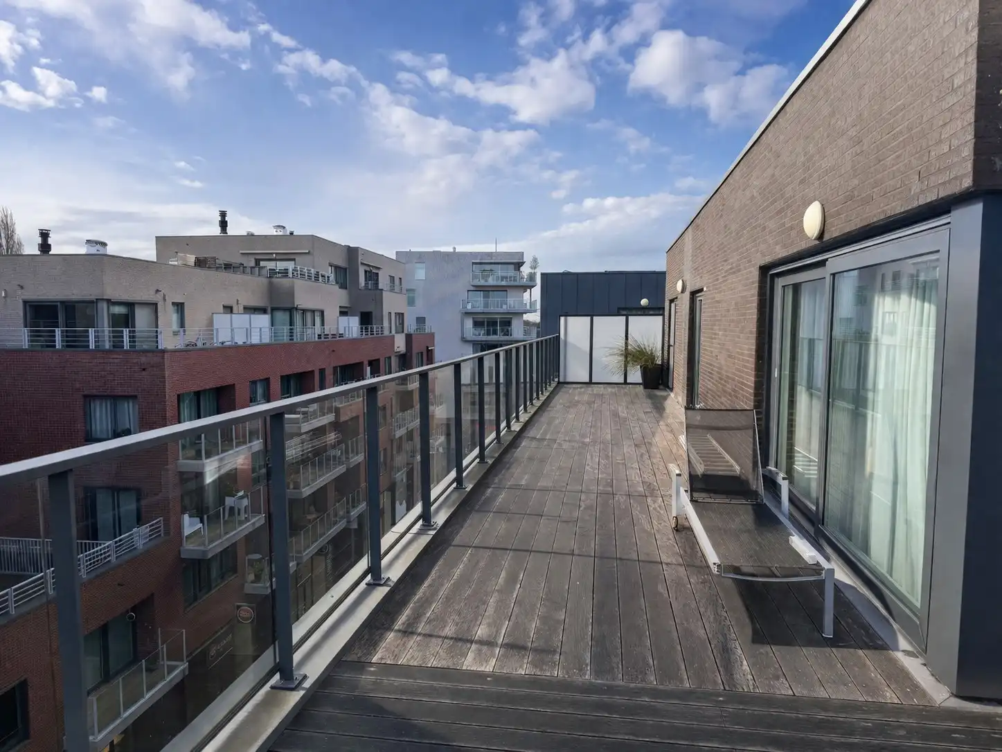 Ruim appartement met 3 slaapkamers, 2 badkamers en garage. foto 6