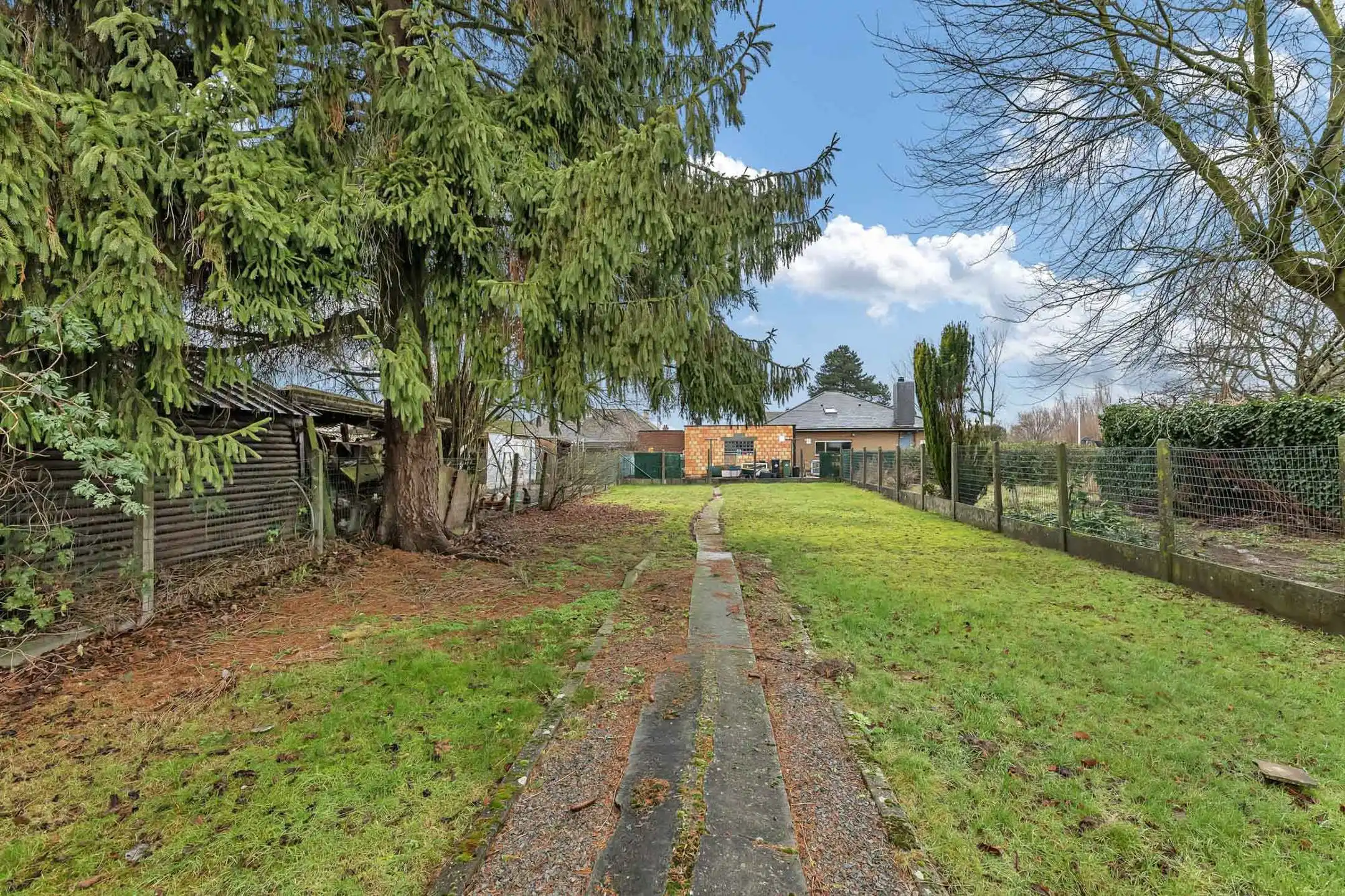 Ruime te renoveren woning met garage en veel potentieel foto 25