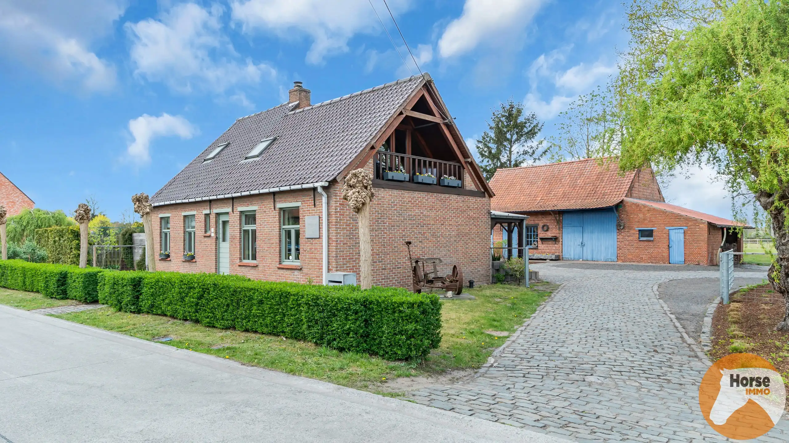 LOKEREN - Charmante woning met schuur en aanpalende weide  foto 2
