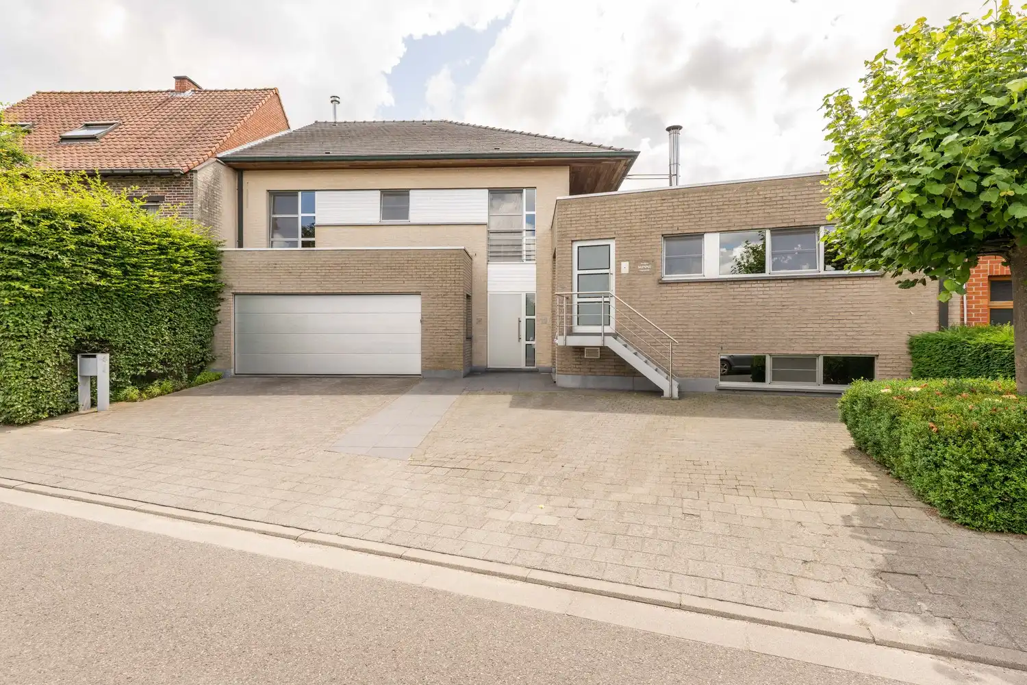 Ruime woning met praktijkruimte te Ruiselede. foto {{pictureIndex}}