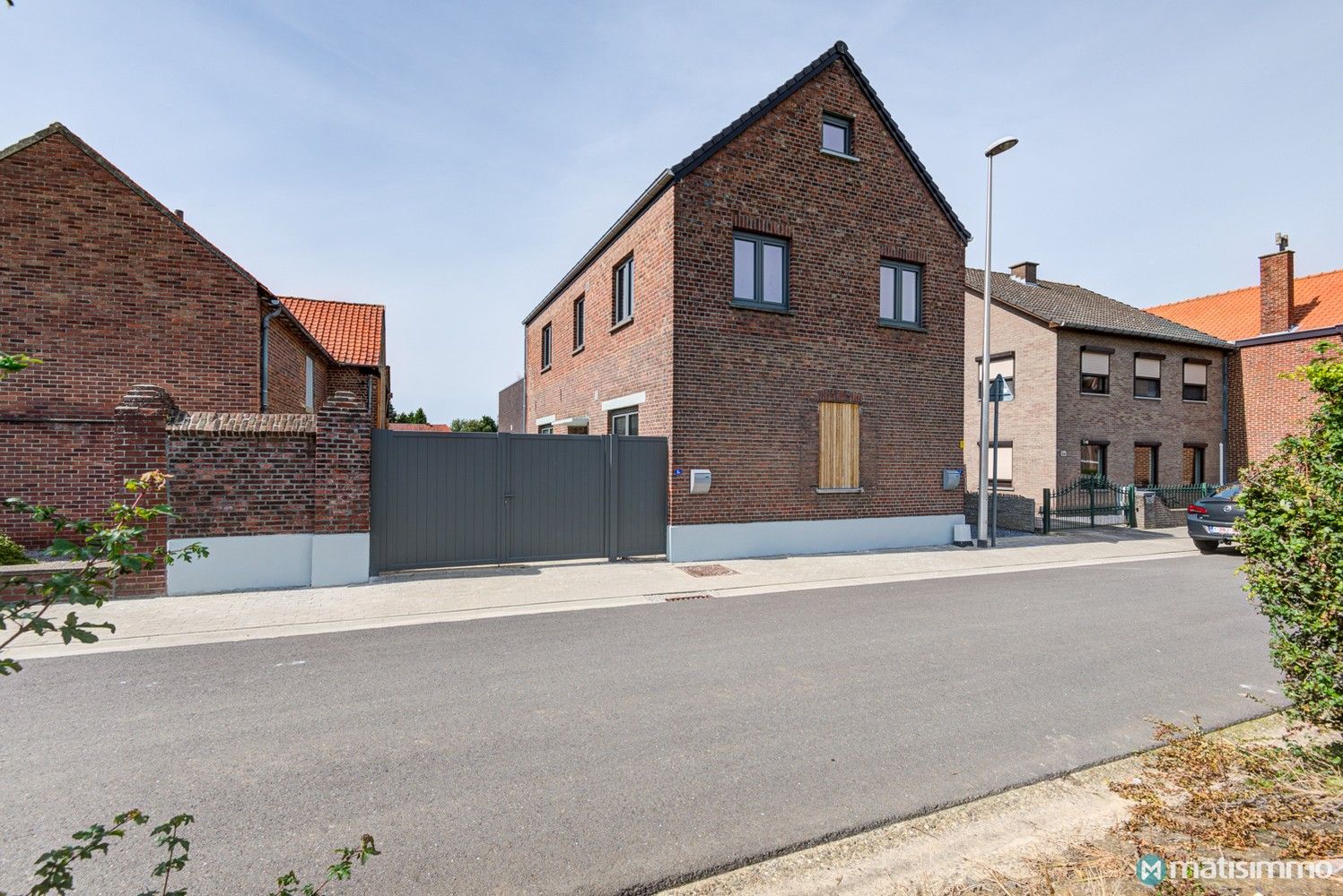INSTAPKLAAR DUPLEXAPPARTEMENT MET 2 SLAAPKAMERS EN CARPORT IN MOPERTINGEN (BILZEN) foto {{pictureIndex}}