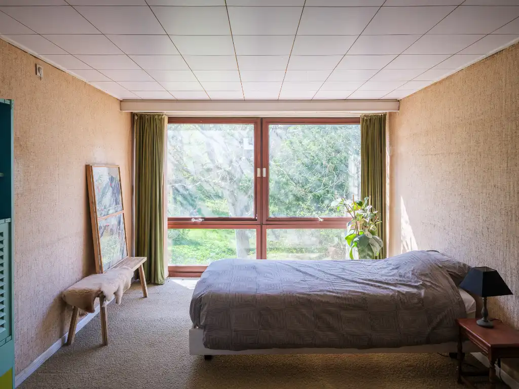 Mid-century modern villa met vier slaapkamers, verdeeld over drie niveaus, gelegen op een groen perceel in Lievegem. foto 8