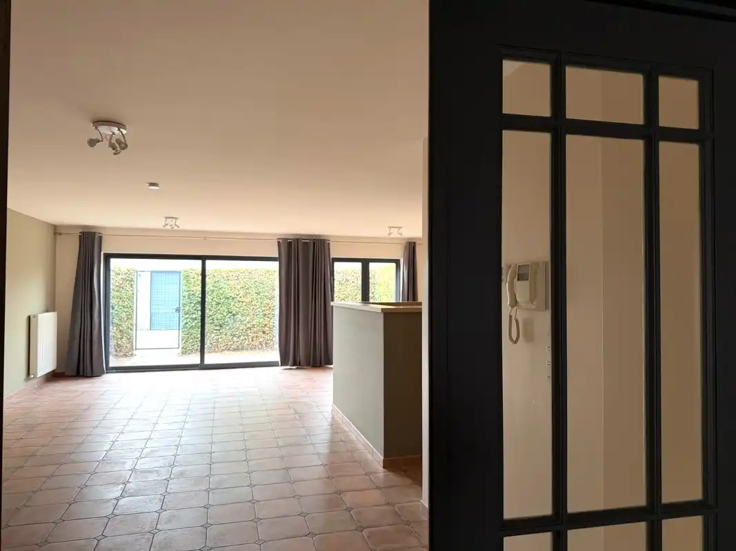 Ruim gelijkvloersappartement met 2 slaapkamers, omheind terras en garage met automatische poort. foto 3