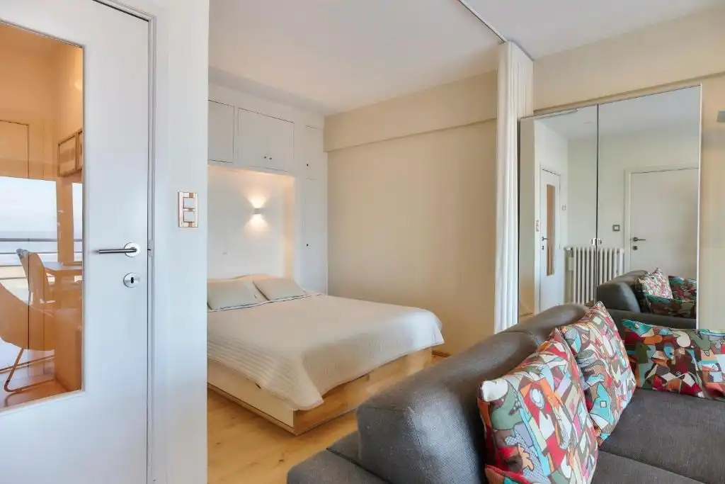 INSTAPKLARE STUDIO MET SCHITTEREND ZICHT OP ZEE  foto 4