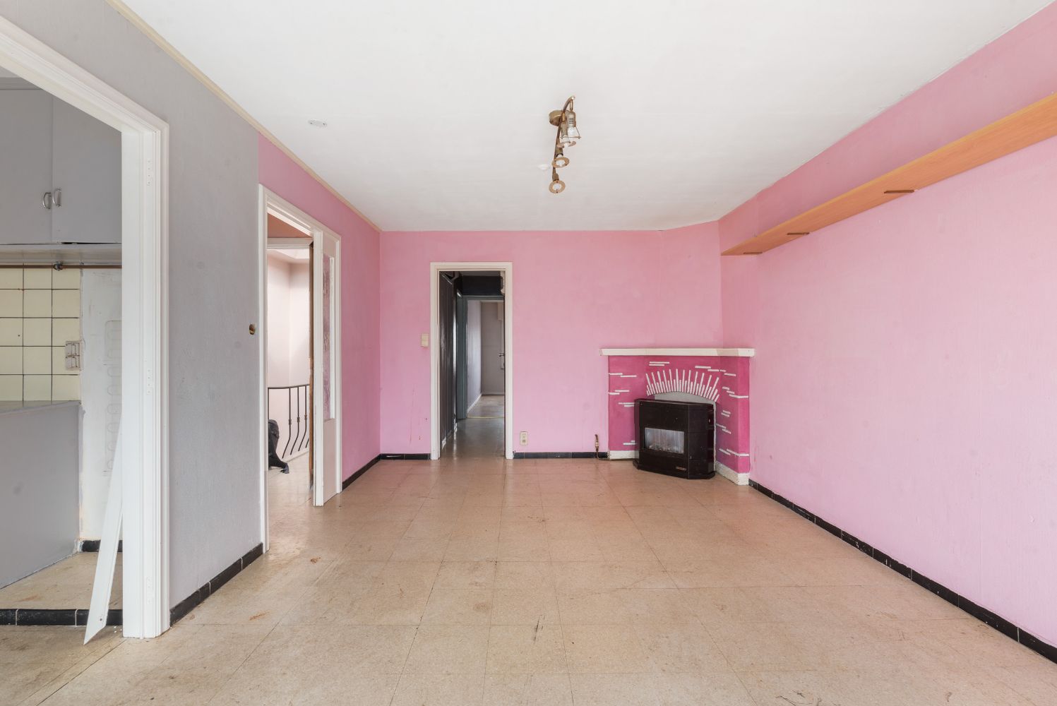 Te renoveren twee slaapkamer appartement vlakbij het station foto 4