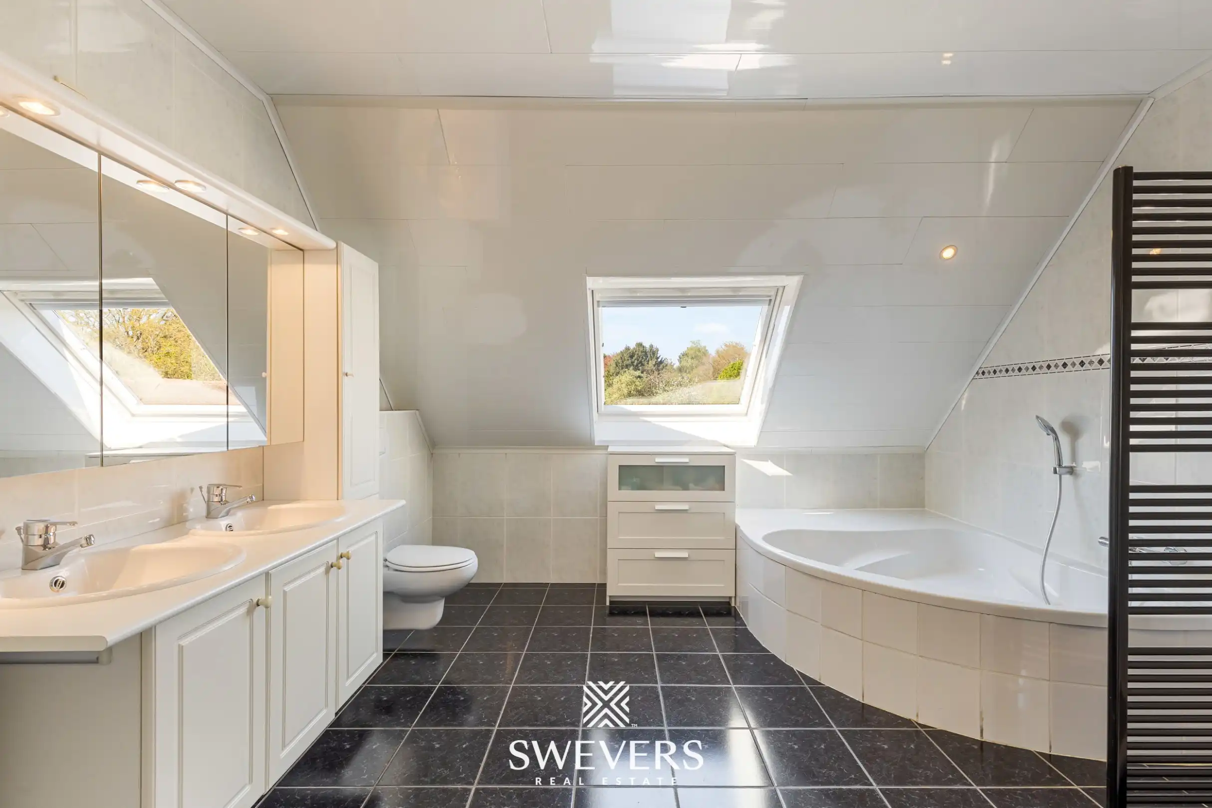 Instapklare woning met prachtig aangelegde tuin en bijgebouw in Helchteren foto 18