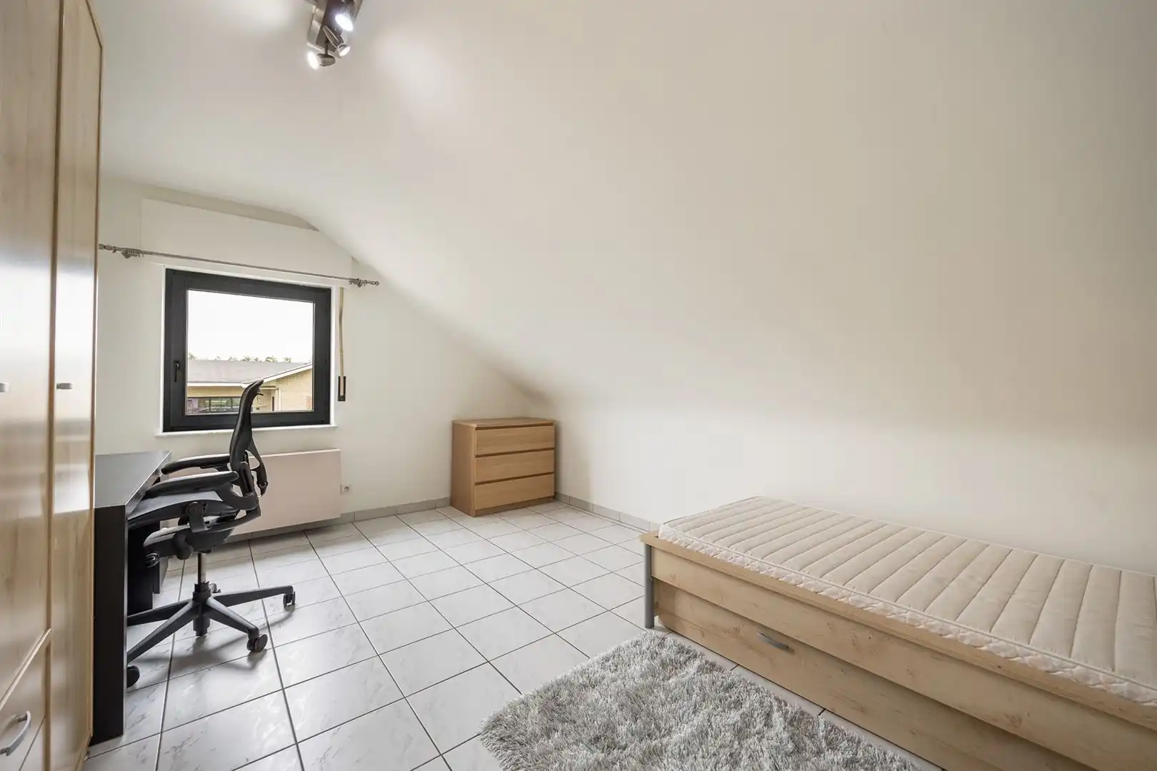 Woning met burelen, opslagruimte en een prachtige tuin! foto 17