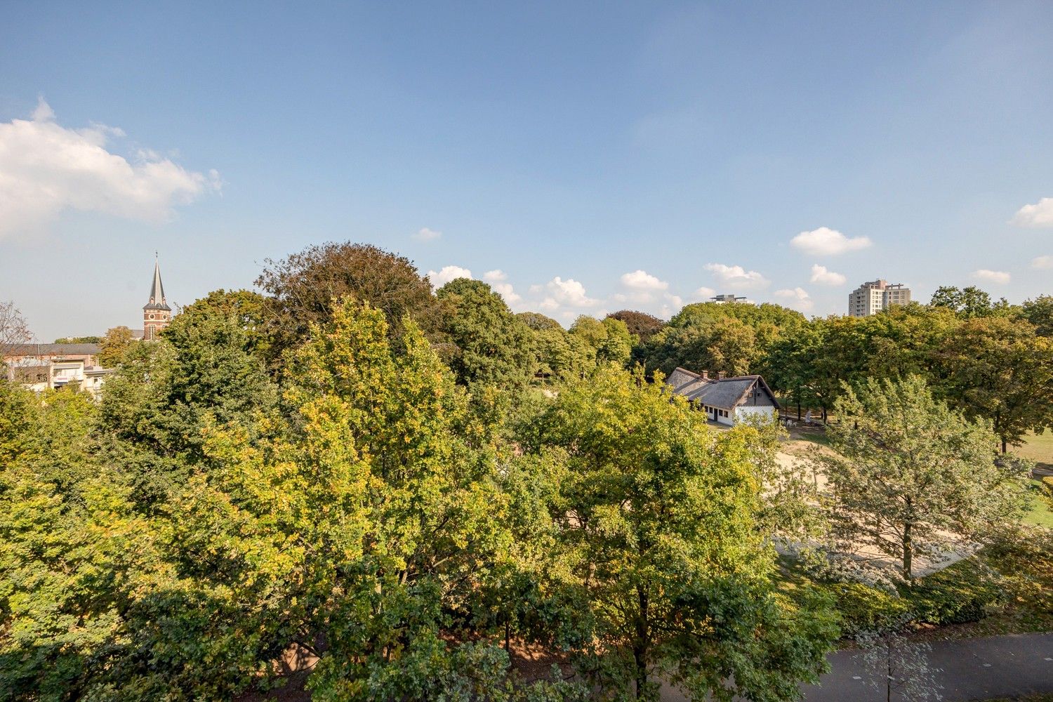 Ruim en lichtrijk appartement met zicht op Kiel Park foto {{pictureIndex}}