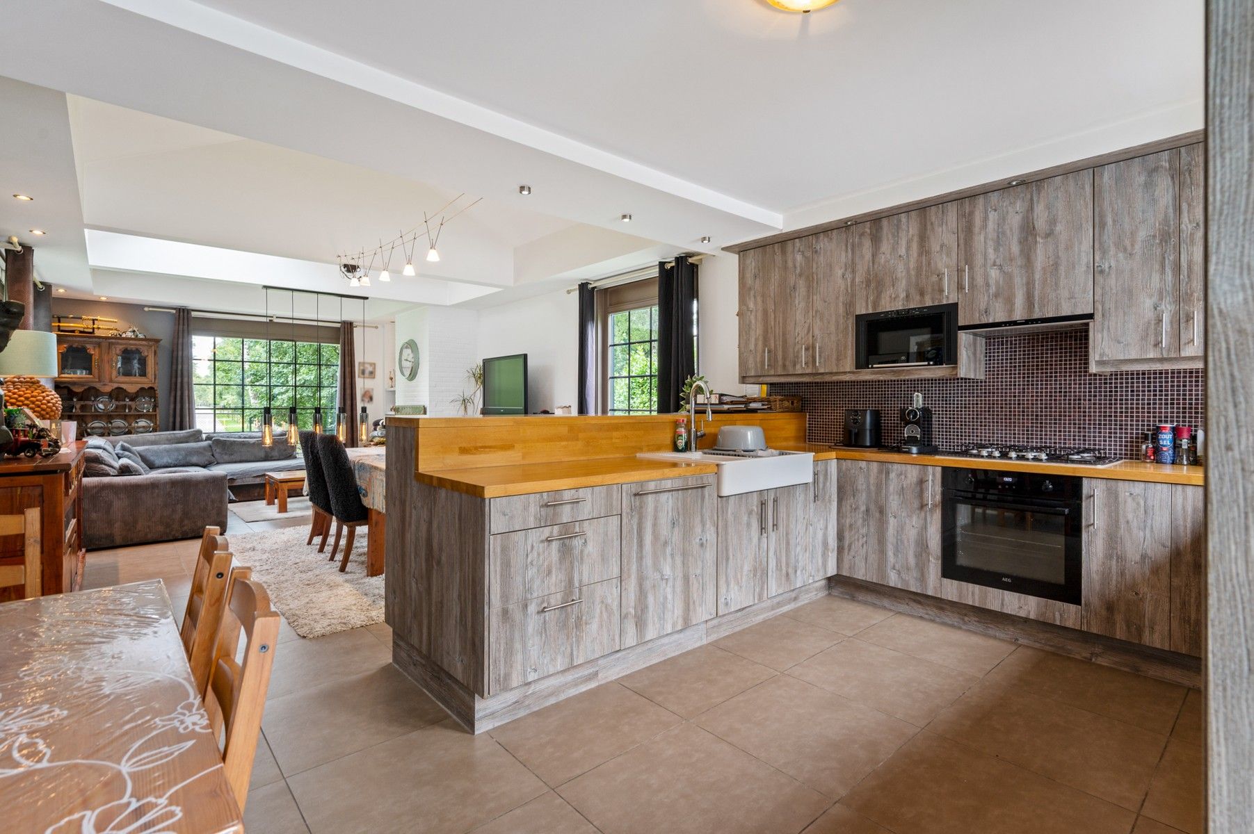 Lichtrijke laagbouwwoning met zwembad en werkplaats foto 12