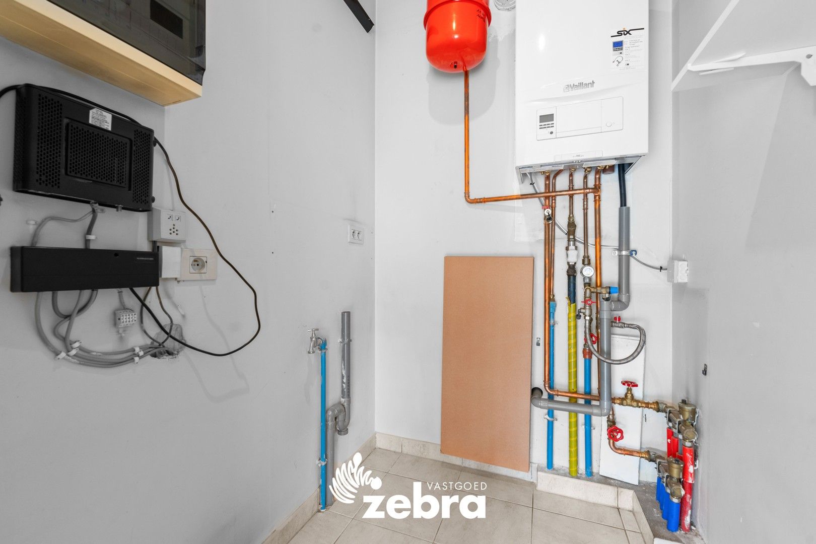 Gelijkvloers 1-slaapkamer appartement met garage te Roeselare! foto 8