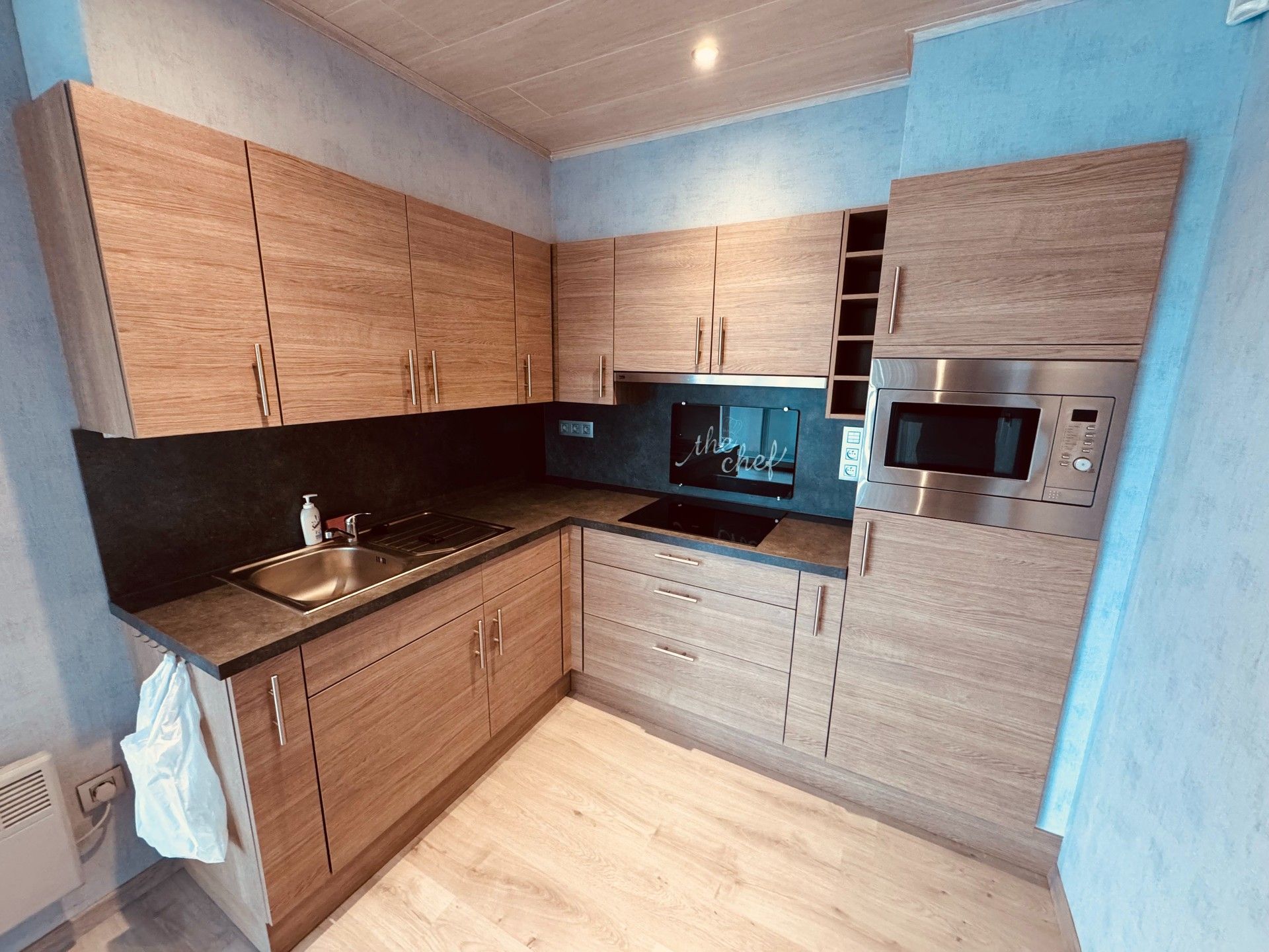 Gerenoveerd en instapklaar appartement met terras en 2 slaapkamers. foto 4