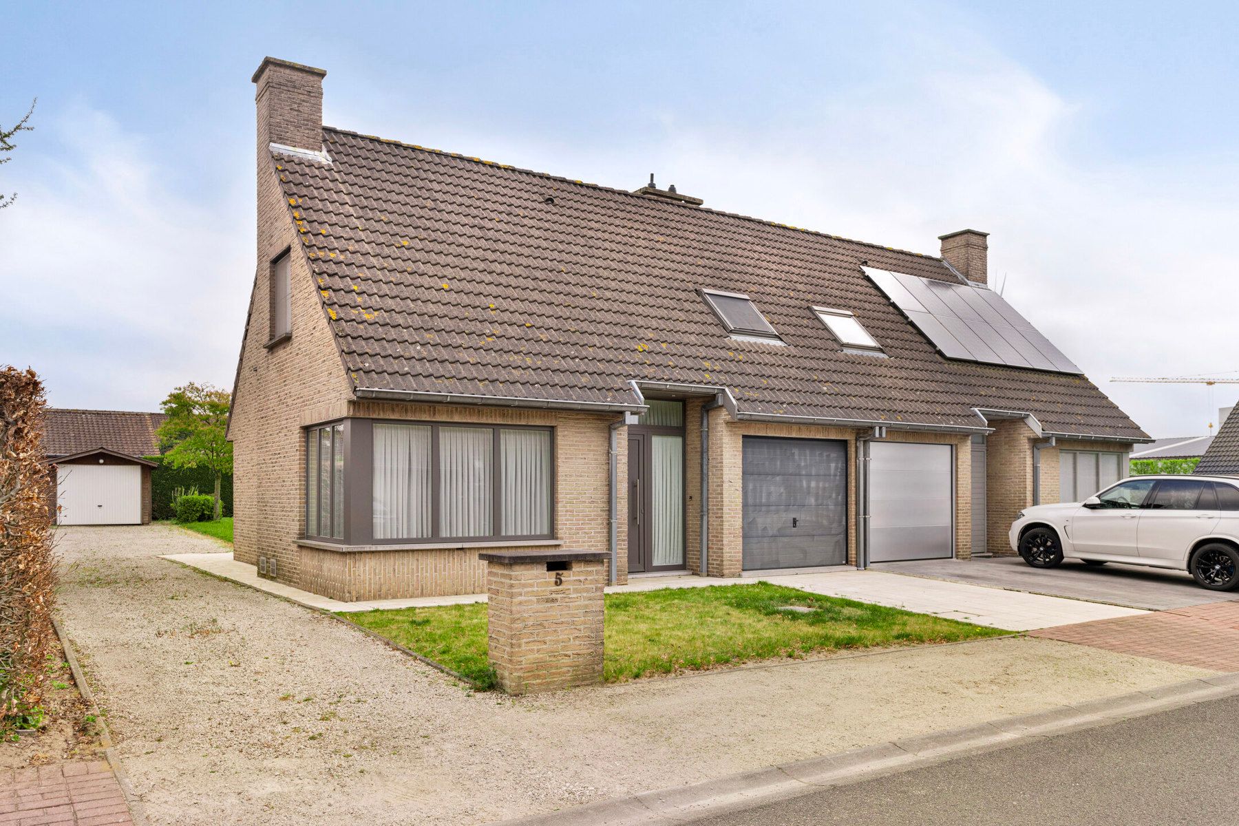 Hoofdfoto van de publicatie: Goedgelegen halfopen bebouwing met 2 garages en tuin !!