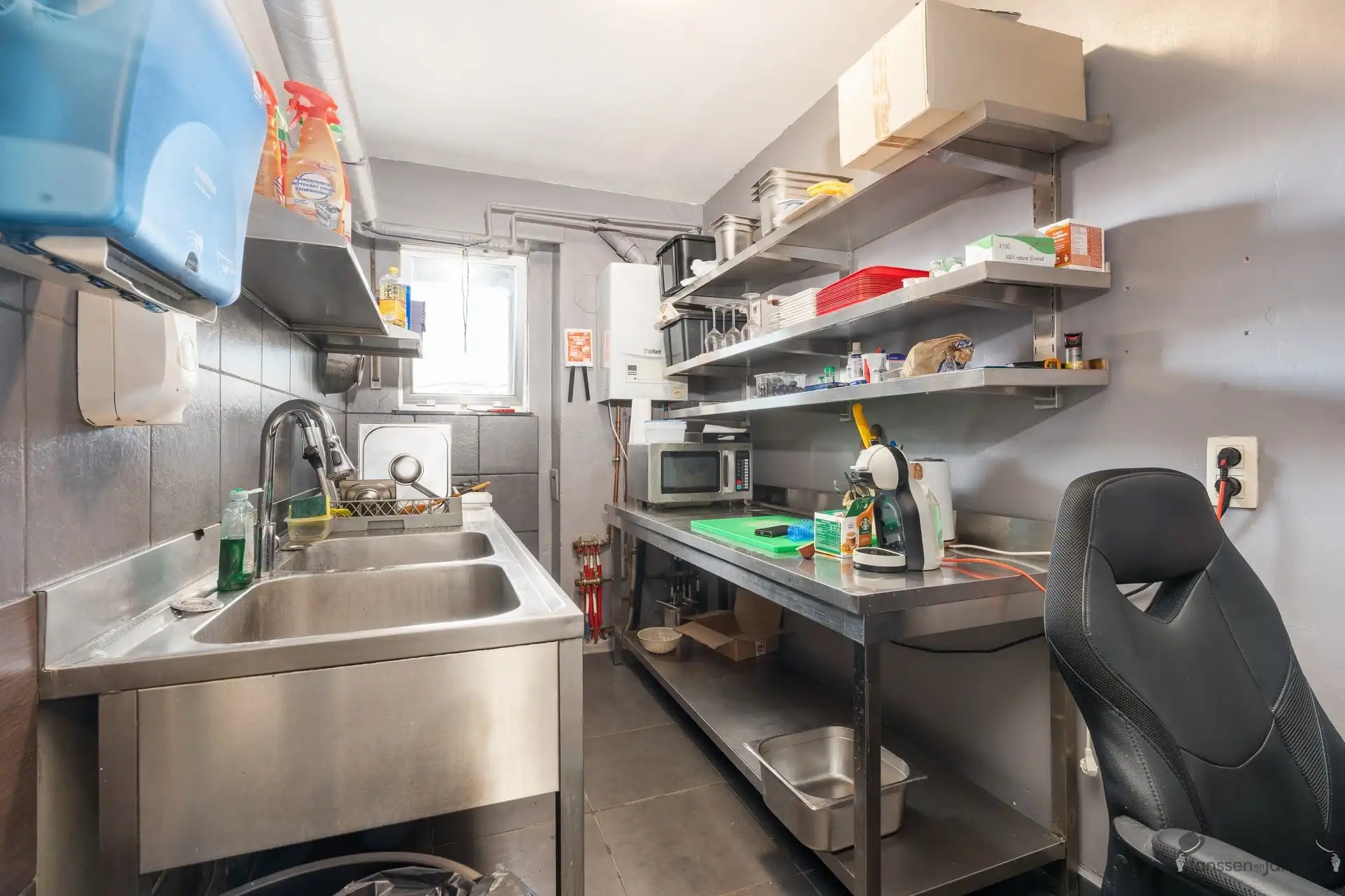 Opbrengsteigendom met 2 verhuurde appartementen en handelsgelijkvloers in het centrum van Brecht foto 9