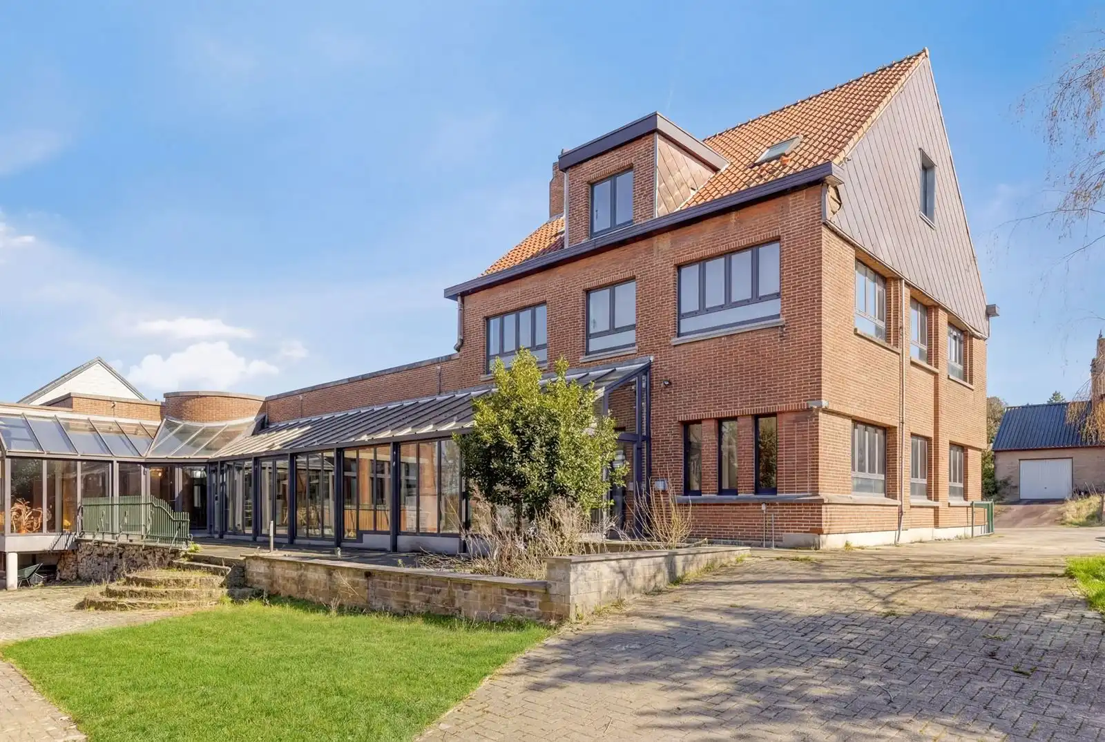 Gemengd gebouw te Sint-Genesius-Rode foto {{pictureIndex}}