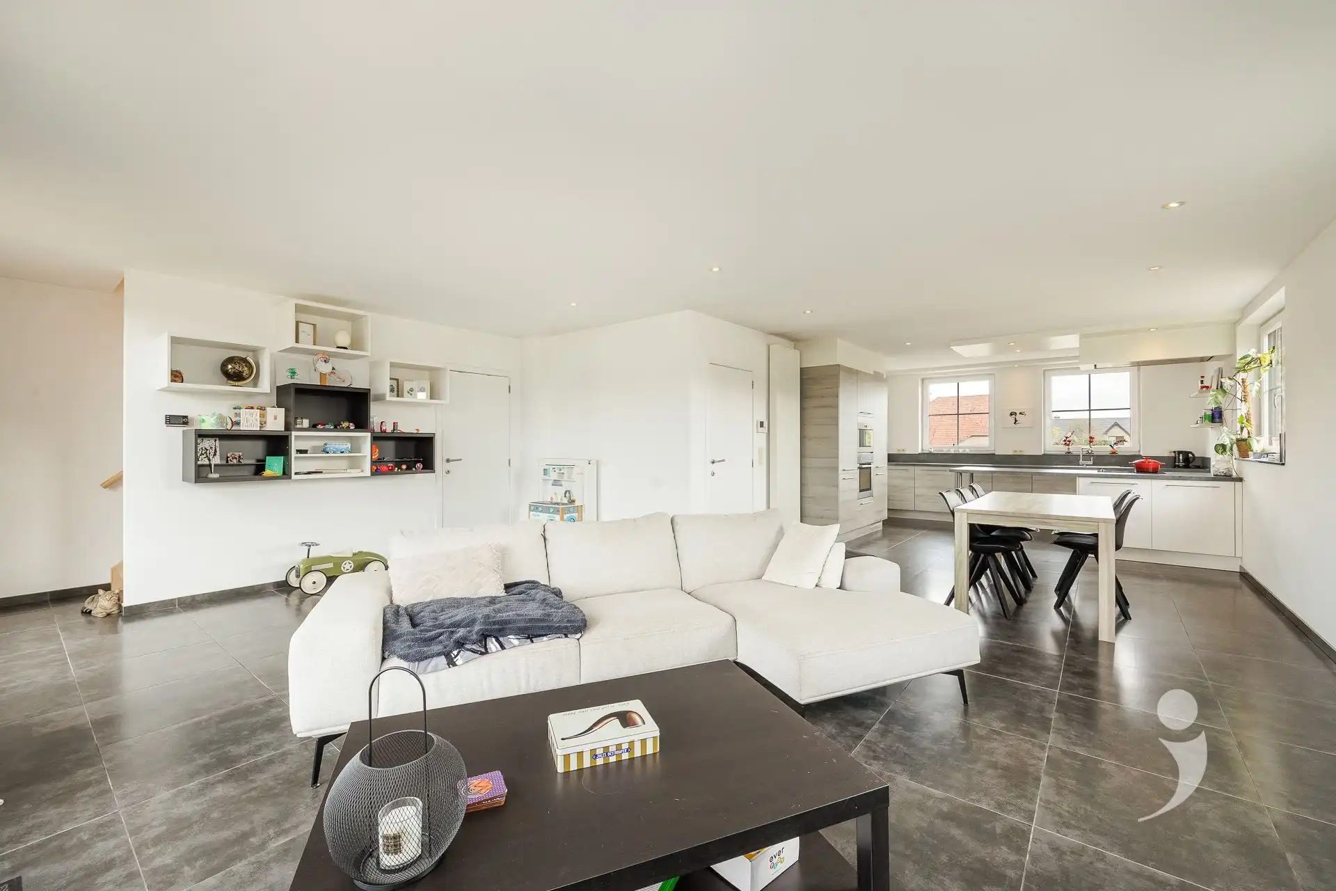 Bijzonder ruim appartement met prachtig vergezicht foto 5