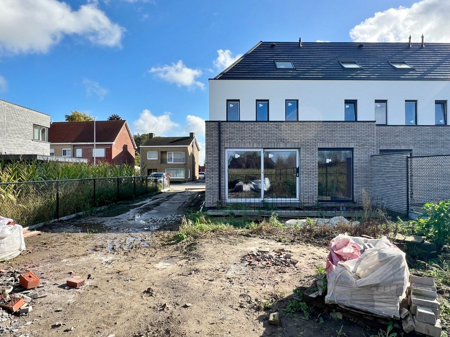 Vernieuwbouw met garage en tuin met open landelijk zicht.  foto 14