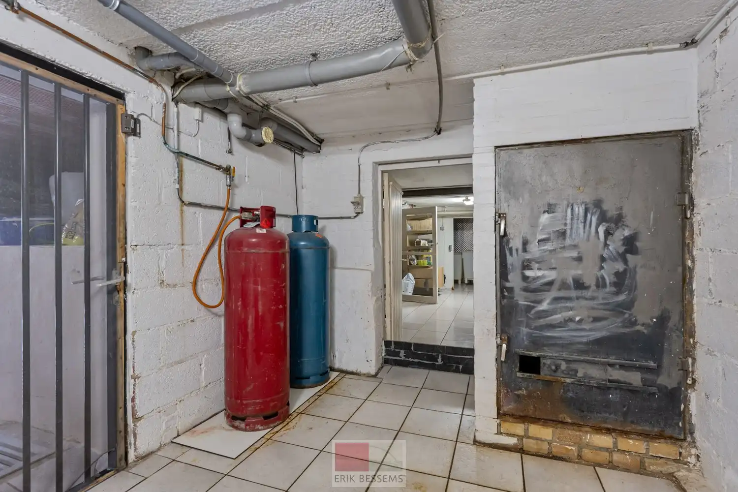 Charmante, op te frissen woning met 4 slaapkamers en inpandige garage. foto 30