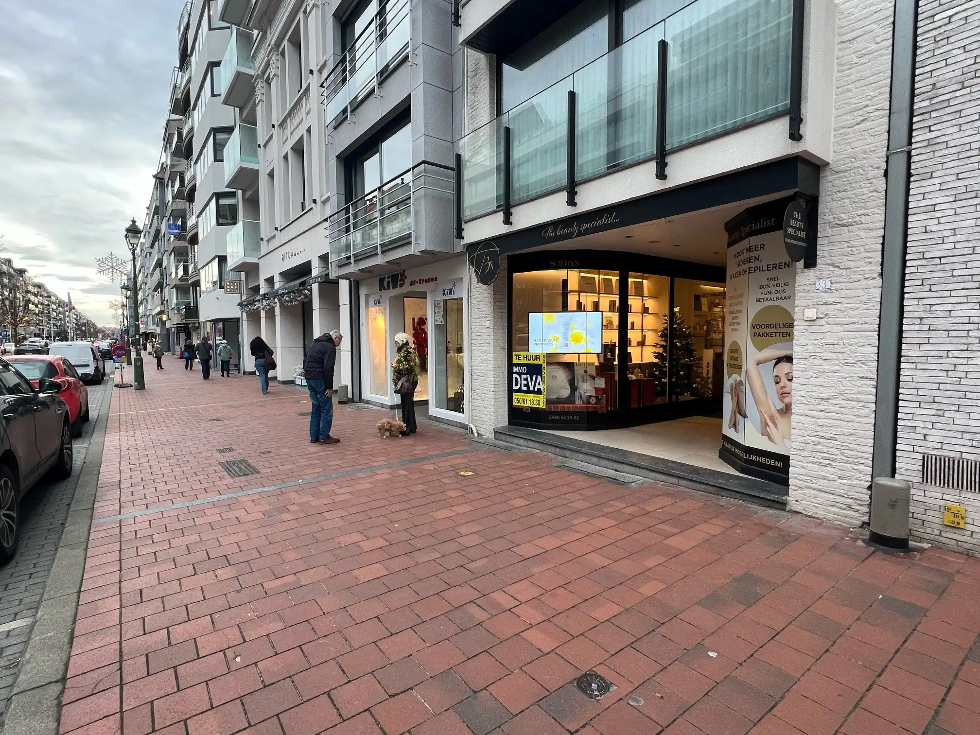 Goed gelegen handelsgelijkvloers gelegen op de Lippenslaan vlakbij het Van Bunnenplein   foto {{pictureIndex}}
