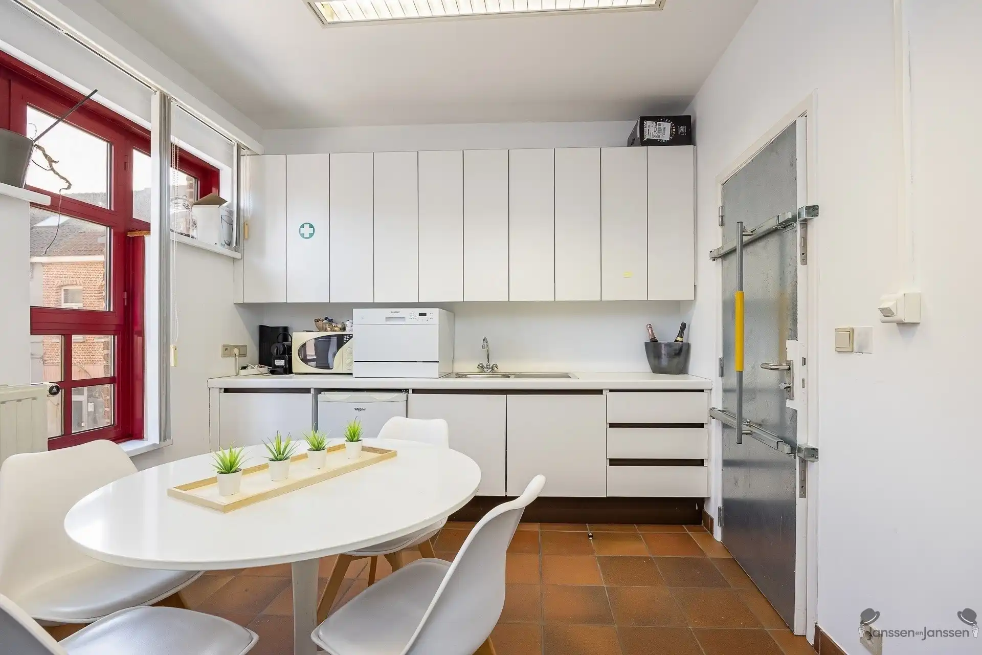 Centraal gelegen handelspand met ruime parking foto 14