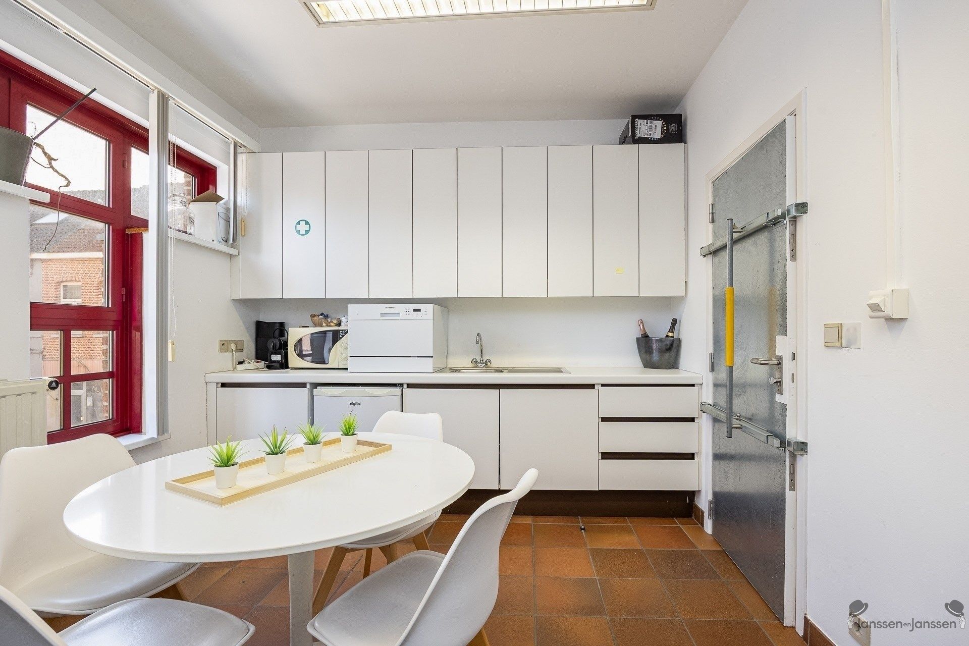 Centraal gelegen handelspand met ruime parking foto 14