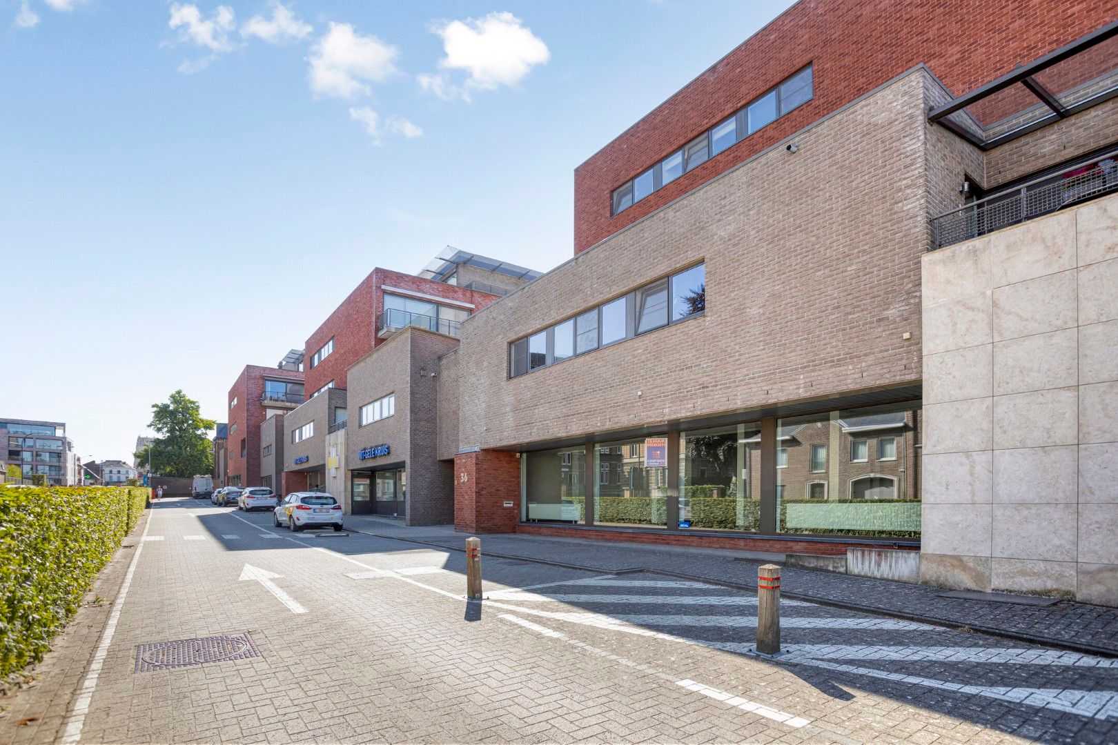 Ruime kantoor- of winkelruimte met opslagmogelijkheden foto 11