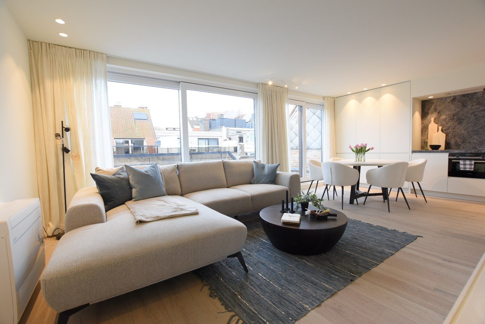 Schitterend gerenoveerd penthouse met 2 slaapkamers, een zonneterras en een prachtig zijdelings uitzicht op de zee. foto {{pictureIndex}}